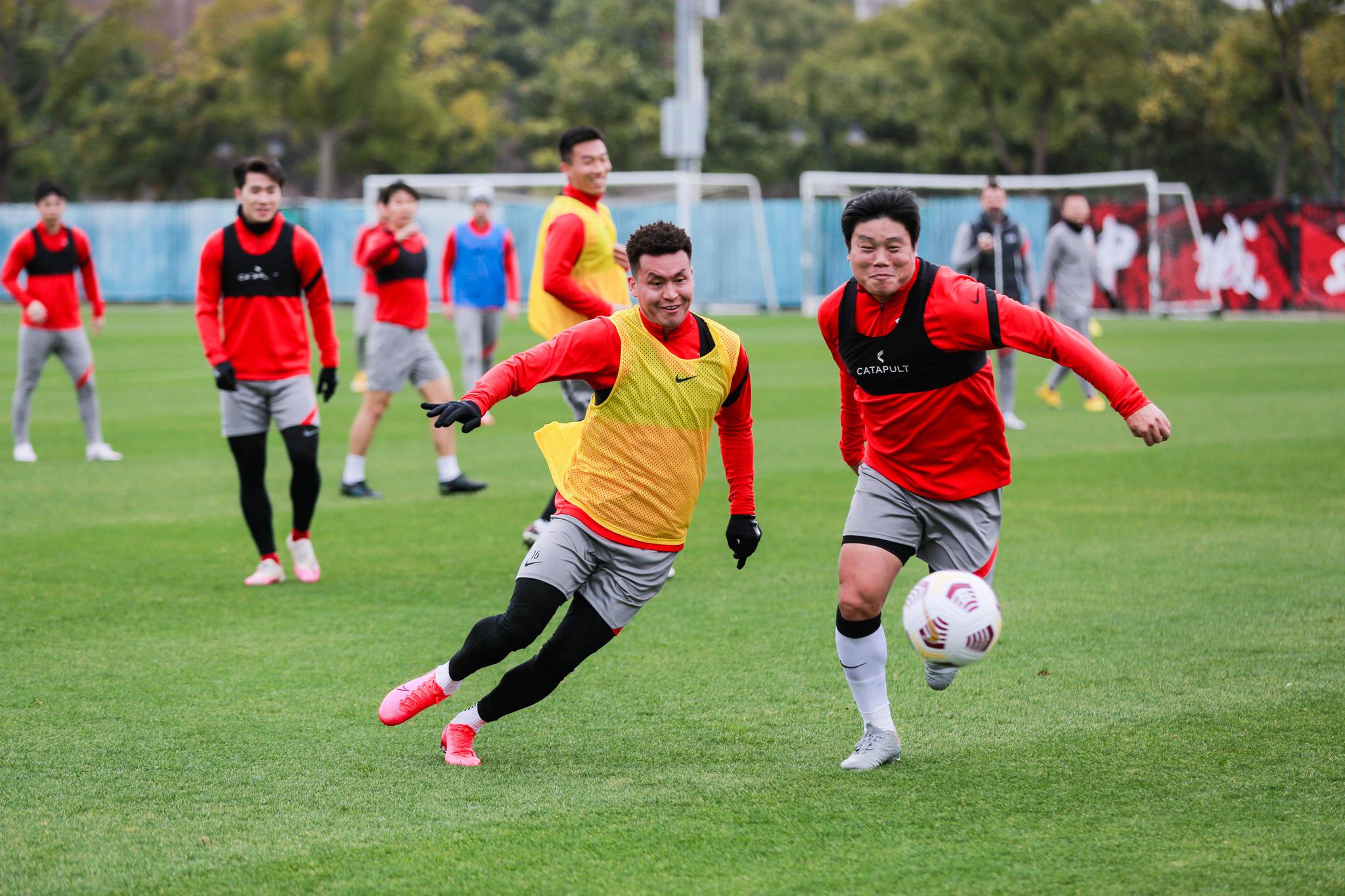 包含教练组反复磨合，力图提高球队整体实力的词条