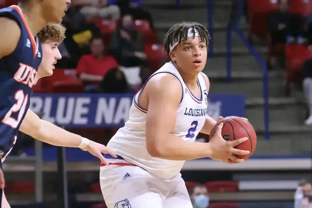 阿扎伦卡迎来五赛季出色发挥，阿森纳观众热烈欢呼！